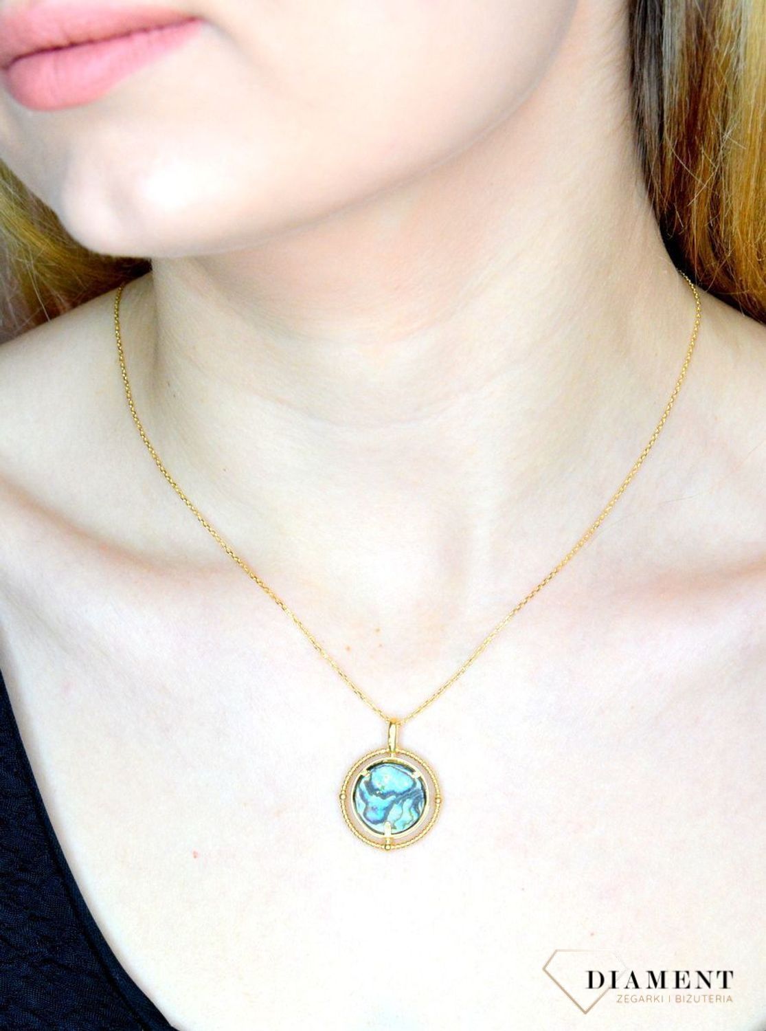 Srebrny naszyjnik damski pokryty złotem z okrągłą muszlą w oprawie 0758160300 A. Naszyjnik pokryty 24-karatowym złotem z muszlą naturalną w organicznej ramce. Naszyjnik wykonany z najwyższej próby srebra 925. Jest idealnym pomysłem.jpg